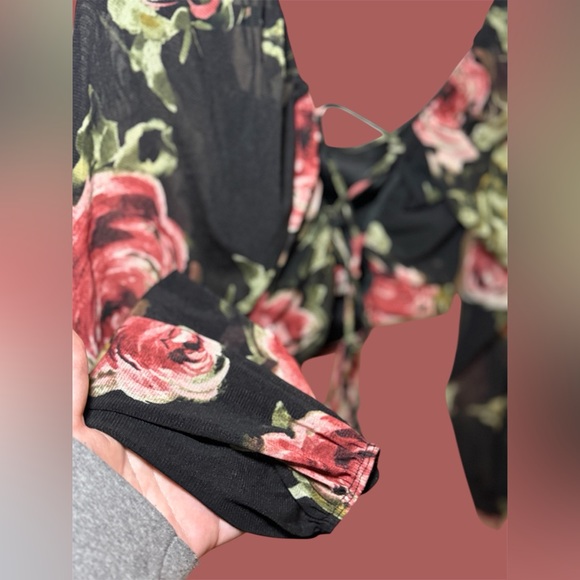 Floral lace up back crop top with flowy sleeves | Brand: Windsor - Picture 4 of 12